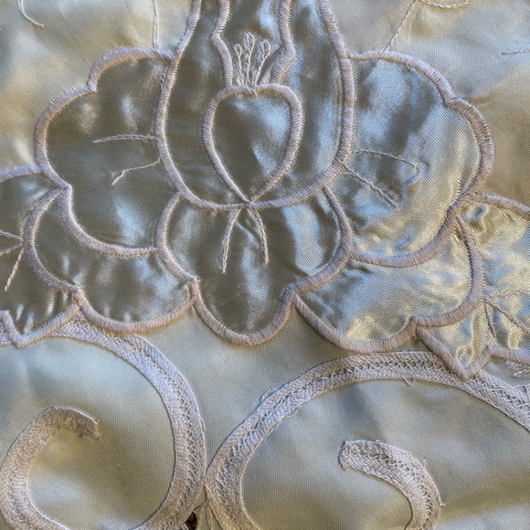 Tablecloth - Picture 1 of 1